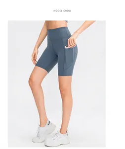 Dettaglio degli shorts da yoga blu a vita alta con tasca laterale per riporre il telefono