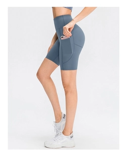 Dettaglio dei pantaloncini da yoga a vita alta con tasca laterale per lo smartphone