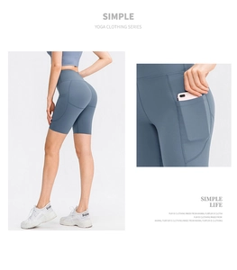 Dettaglio dei pantaloncini da yoga a vita alta con pratiche tasche laterali blu-grigio