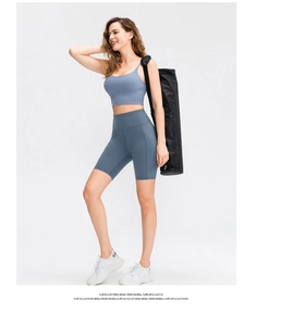 Dettaglio dei pantaloncini da yoga blu-grigio opachi a vita alta con tasca laterale