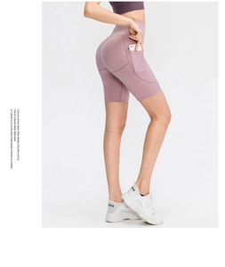 Dettaglio dei pantaloncini da yoga a vita alta rosa cipria con tasche laterali