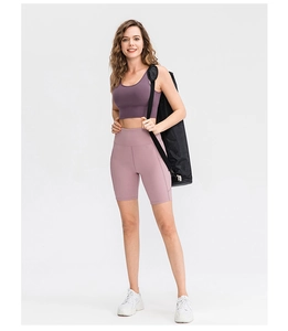 Dettaglio del set pantaloncini da yoga viola a vita alta e reggiseno sportivo fitness