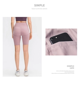 Dettaglio dei pantaloncini da yoga a vita alta con tasche laterali in rosa antico