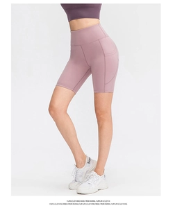 Dettaglio laterale dei pantaloncini da yoga lilla a vita alta con tasca laterale funzionale