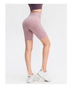 Dettaglio degli shorts da yoga a vita alta con tasche laterali e cucitura push-up