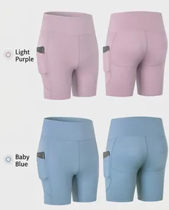 Dettaglio di pantaloncini yoga a vita alta con tasche laterali in lilla chiaro e blu chiaro