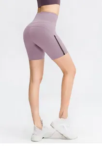 Détail du short de yoga violet taille haute avec empiècements mesh et coutures galbantes