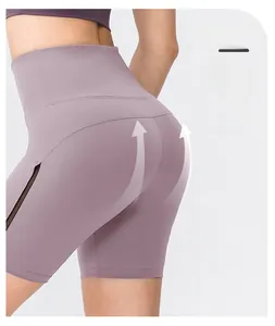 Vue détaillée du short de yoga violet taille haute avec effet push-up sans couture