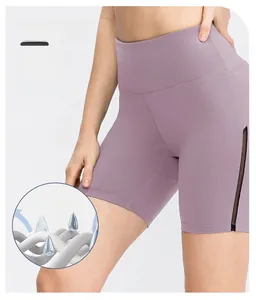 Détail du short de yoga violet montrant le tissu respirant et les empiècements en mesh