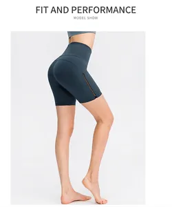 Détail du short de yoga taille haute avec empiècements en maille et coupe ajustée