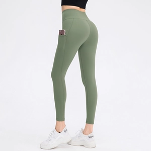 Hoge taille saliegroene yogabroek met zakken voor een push-up effect en telefoonvak