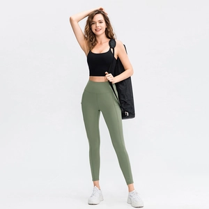Olijfgroene yoga legging met hoge taille en zakken met een zwarte sportbeha set