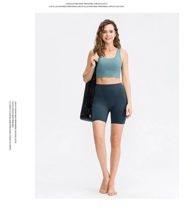 Détail du short de yoga taille haute et brassière avec sac de sport brillant
