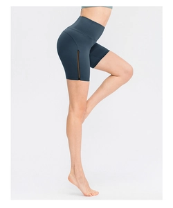 Détail du short de yoga taille haute montrant les empiècements en mesh et le tissu en nylon