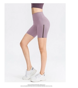 Détail du short de yoga violet taille haute avec empiècement en mesh pour la respirabilité