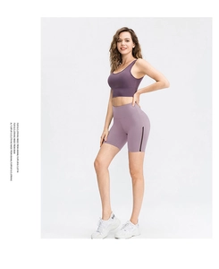 Détail du short de yoga lilas à taille haute avec empiècements en maille noire respirante