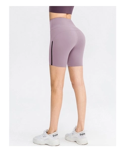 Détail du short de yoga mauve à taille haute avec rayure latérale et effet galbant