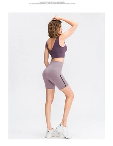 Vue détaillée du short de fitness taille haute avec mesh et ensemble soutien-gorge mauve