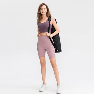 Completo sportivo con pantaloncini a vita alta e reggiseno in rosa antico e viola