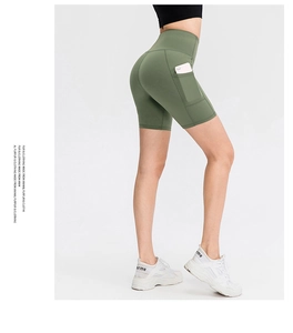 Detail of high-waisted olive green yoga shorts with side pocket for workout and fitness