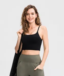 Detail einer dunkelgrünen High-Waist-Yogahose mit praktischer Seitentasche für Handys