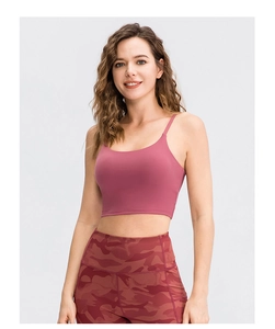Λεπτομερής όψη του ροζ yoga tank top με ενσωματωμένα μαξιλάρια στο μοντέλο σε στούντιο