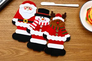 Dettaglio dei portaposate festivi in feltro con Babbo Natale, pupazzo di neve e renna