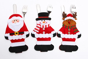 Dettagli dei portaposate in feltro con Babbo Natale, pupazzo di neve e renna natalizi