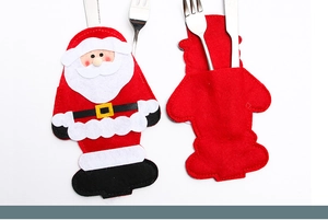 Dettaglio del portaposate Babbo Natale in feltro con fessure per coltelli e forchette