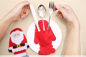 Dettaglio portaposate in feltro a forma di Babbo Natale per decorazione tavola natalizia