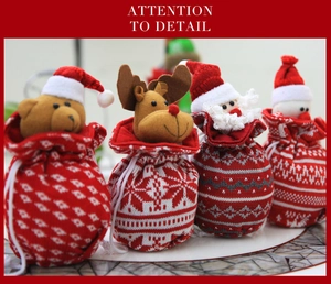 Detailansicht von vier gestrickten Weihnachts-Kordelzugbeuteln mit Weihnachtsmann- und Elchmotiven