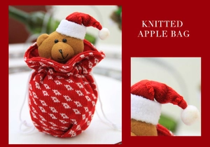 Makroaufnahme eines gestrickten Weihnachtsbeutels mit weißem Muster und einem Plüschbären