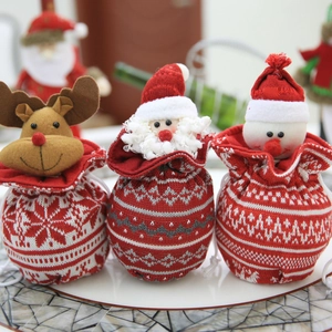 Dreiteiliges Set gestrickte Weihnachtsbeutel mit Weihnachtsmann, Rentier und Schneemann