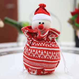 Gestrickter Weihnachtsbeutel mit 3D-Schneemannkopf und rotem Bommel für Geschenke