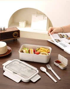Fiambrera bento de tres compartimentos con cubiertos y envase para salsas