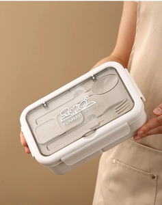 Detalle de la tapa de la caja bento con compartimento para cubiertos y utensilios incluidos