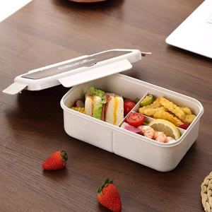 Caja bento rectangular de tres compartimentos con tapa YUMMY BENTO sobre madera oscura