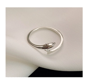 Detailed view of adjustable S925 silver ring featuring a minimalist cat silhouette design