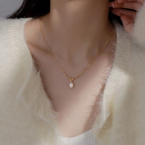Minimalistische S925 Silber Knotenkette mit Perlenanhänger vergoldet an einem Model