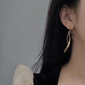 Minimalist gold S925 silver linear tassel earrings with geometric twisted drop design