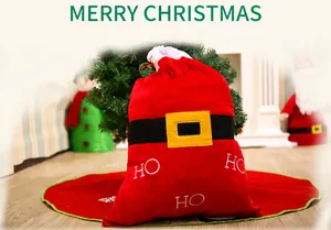 Dettaglio del sacco regalo Babbo Natale in velluto rosso con cintura e gonna per albero