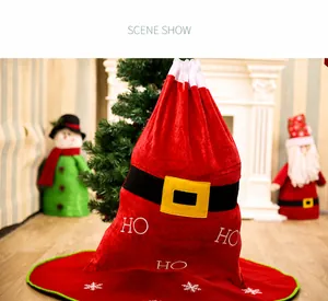Dettaglio sacchetto regalo Babbo Natale in velluto rosso con scritta HO HO HO natalizia