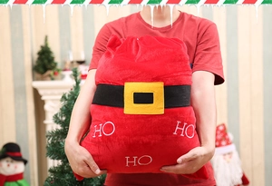 Dettaglio del sacchetto regalo di Babbo Natale in peluche con stampa HO HO HO e fibbia