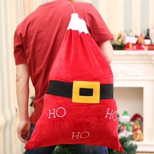 Sacco di Babbo Natale rosso in peluche con motivo HO, portato in spalla da un uomo