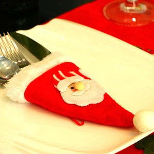 Portaposate a forma di cappello di Babbo Natale su un piatto natalizio
