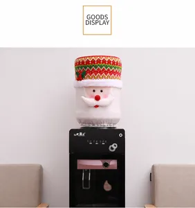 Detalle de la funda de dispensador de agua de Papá Noel con adornos navideños de felpa