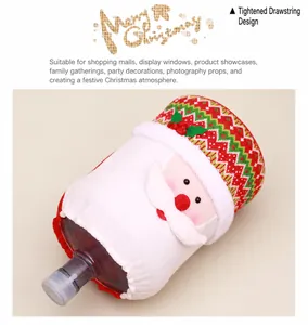Detalle de funda de Papá Noel para dispensador de agua con banda elástica navideña