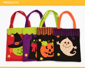 Set van vier Halloween vilt cadeauzakjes met heks, zwarte kat, pompoen en een spookmotief