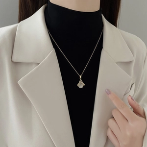 Fächerförmige Katzenauge Stein Anhänger Halskette Kupfer Zirkonia Geometrische V Schmuck Für Frauen Elegantes Accessoire