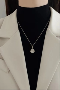 Nahaufnahme der fächerförmigen Opal-Halskette mit Diamanten auf goldener O-Kette